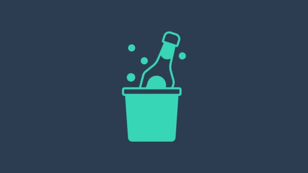 Tyrkysová láhev šampaňského v kbelíku s ledem na modrém pozadí. Grafická animace pohybu videa 4K — Stock video