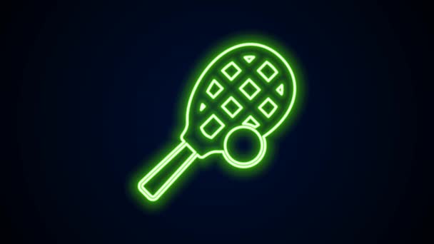 Gloeiende neon lijn Tennis racket met bal pictogram geïsoleerd op zwarte achtergrond. Sportuitrusting. 4K Video motion grafische animatie — Stockvideo