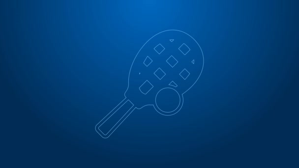 Witte lijn Tennis racket met bal pictogram geïsoleerd op blauwe achtergrond. Sportuitrusting. 4K Video motion grafische animatie — Stockvideo