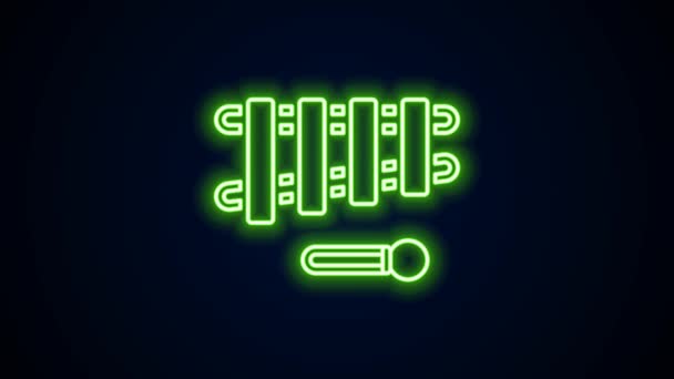 Glödande neon linje Xylophone - musikinstrument med tretton träribbor och två slagverk klubbor ikon isolerad på svart bakgrund. 4K Video motion grafisk animation — Stockvideo