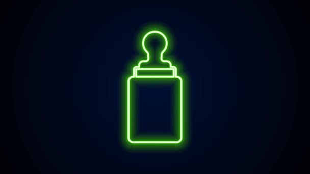 黒の背景に孤立したネオンラインのベビーボトルのアイコンを光る。哺乳瓶のアイコンを供給。ミルクボトルの看板。4Kビデオモーショングラフィックアニメーション — ストック動画