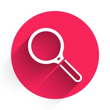 Beyaz büyüteç simgesi uzun gölge arkaplanı ile izole edilmiş. Arama, odaklanma, yakınlaştırma, iş sembolü. Kırmızı daire düğmesi. Vektör