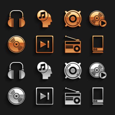 İleri sar, vinil disk, ses asistanı, antenli radyo, stereo hoparlör, kulaklık ve insan kafasındaki müzik ikonu. Vektör
