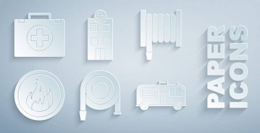 Yangın hortumunu, alevi, kamyonu, hastane binasını ve ilk yardım çantasını hazırla. Vektör