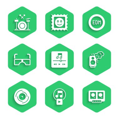 Set Müzik çalar, Kare Çal, DJ uzaktan kumandalı ve karışık müzik, Stereo hoparlör, Vinil disk, Gözlük, EDM elektronik dans ve Davul simgesi. Vektör