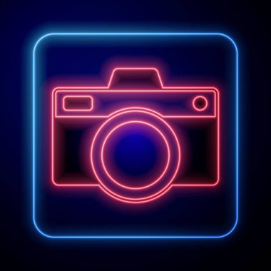Siyah arkaplanda parlayan neon fotoğraf makinesi simgesi izole edildi. Fotoğraf makinesi simgesi. Vektör