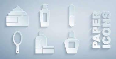 Krem ya da losyon kozmetik tüp çivi dosyasını hazırla. El aynası şampuan ve ikon parfümü şişesi. Vektör.