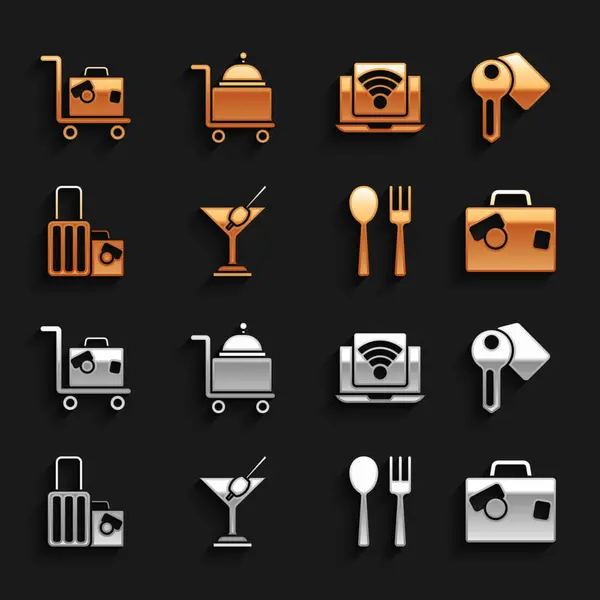 Set Martini glas, hoteldeur slot sleutel, Koffertje, Vork en lepel, Draadloze laptop, en bedekt met pictogram lade. Vector — Stockvector