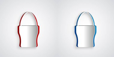 Kağıt kesiği, gri arka planda izole edilmiş bir simgede Tavuk yumurtası. Kağıt sanatı tarzı. Vektör