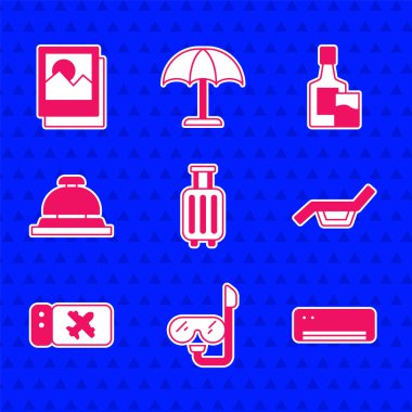 Bavul, dalış maskesi, şnorkel, klima, güneş yatağı şemsiyesi, uçak bileti, otel servis zili, viski şişesi camı ve fotoğraf ikonu. Vektör