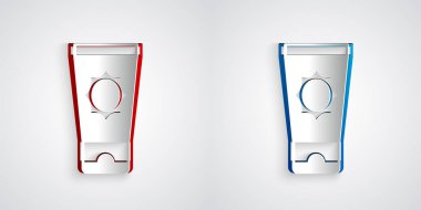 Kağıt kesiği, gri arkaplanda izole edilmiş tüp simgesiyle güneş kremi. Cilt için güneş ultraviyole ışığından koruma. Kağıt sanatı tarzı. Vektör