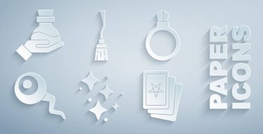 Işıldayan yıldızları sihirli taştan mücevher, göz, üç tarot kartı, cadı süpürgesi ve şişe ikonu ile ayarla. Vektör