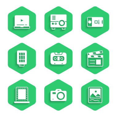 Retro ses kaseti, fotoğraf makinesi, çerçeve, film alkışlayıcısı, ışıklandırmalı makyaj aynası, Softbox ve video çekimi ve çevrimiçi çalma simgesini ayarlayın. Vektör