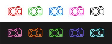 Fotoğraf makinesi simgesini siyah beyaz arkaplanda izole et. Foto kamera. Dijital fotoğrafçılık. Vektör