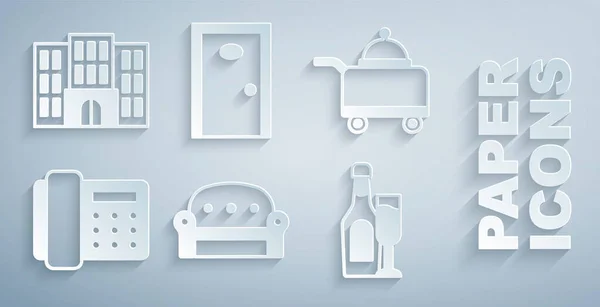 Set Sofa, bedeckt mit Tablett Essen, Telefon, Sektflasche Glas, Hoteltür und Gebäude-Symbol. Vektor — Stockvektor