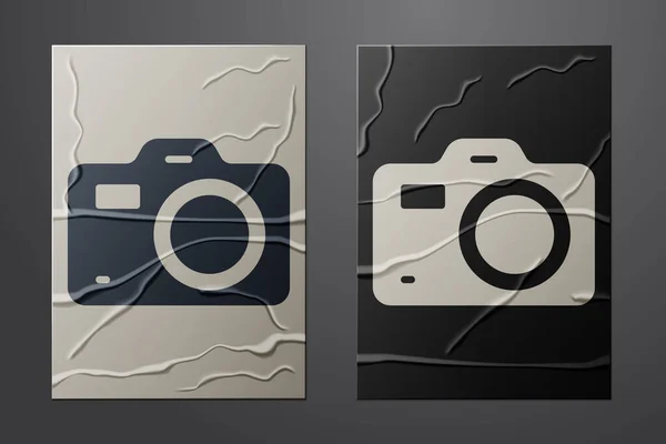 Ikona bílé foto kamery izolované na zmačkaném papíře pozadí. Fotoaparát. Digitální fotografie. Papírový styl. Vektor — Stockový vektor