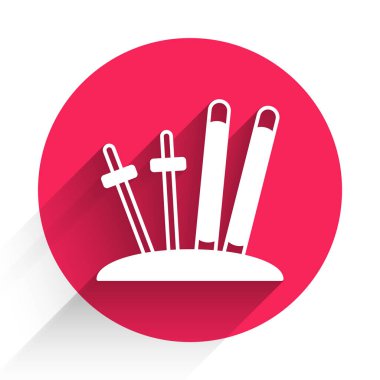 Uzun gölgeli beyaz kayak ve çubuk ikonu. Olağanüstü bir spor. Kayak ekipmanları. Kış sporları ikonu. Kırmızı daire düğmesi. Vektör