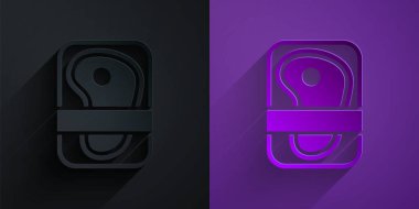 Kağıt kesiği et paketleme ikonu mor arka planda siyah üzerine izole edilmiş. Plastik pakette taze biftek. Organik ürün. Kağıt sanatı tarzı. Vektör