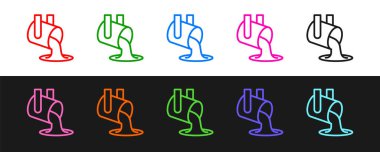 Erimiş altın çizgisi siyah ve beyaz arkaplanda izole edilmiş ikon dökülüyor. Kepçeden erimiş metal döküldü. Vektör