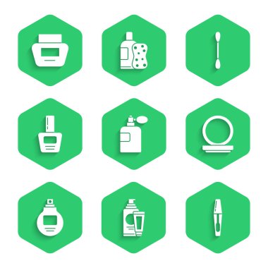 Parfüm, krem ya da losyon kozmetik tüpü, Mascara fırçası aynalı makyaj tozu, tırnak cilası şişesi kulak ve ikon için pamuk çubuğu. Vektör