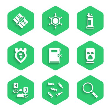 Karakol dosyasını, Mermi, arama yapan büyüteç, kar maskesi, olay yeri işareti, rozet, biber gazı ve kağıt para ikonu hazırla. Vektör