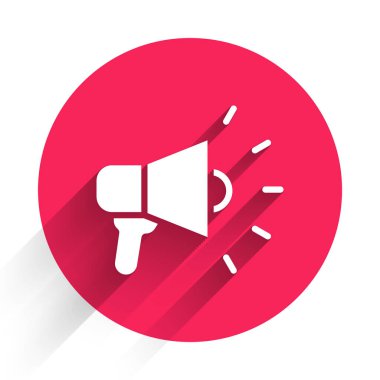 Uzun gölgeli beyaz megafon simgesi. Sözcü işareti. Kırmızı daire düğmesi. Vektör.