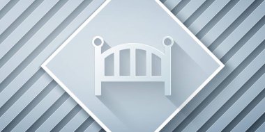 Kağıt kesiği Bebek beşiği yatak ikonu gri arka planda izole edilmiş. Kağıt sanatı tarzı. Vektör