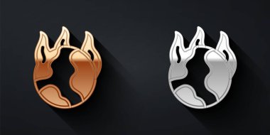 Siyah arka planda izole edilmiş altın ve gümüş küresel ısınma ateş ikonu. Uzun gölge tarzı. Vektör