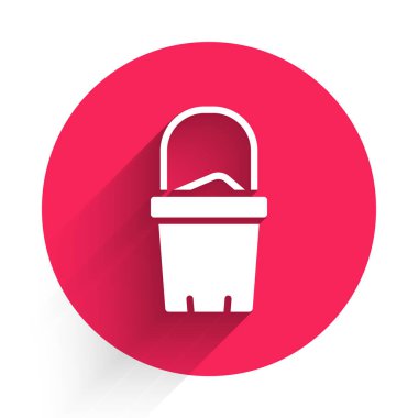 Kova ikonundaki beyaz kum uzun gölge arkaplanı ile izole edilmiş. Plastik çocuk oyuncağı. Yaz ikonu. Kırmızı daire düğmesi. Vektör