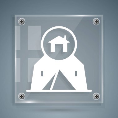 Gri arkaplanda beyaz turist çadırı simgesi izole edildi. Kamp sembolü. Kare cam paneller. Vektör