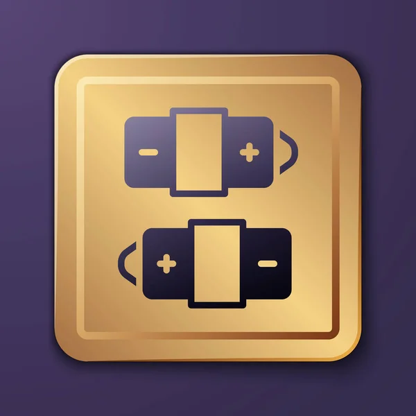 Fioletowa ikona baterii odizolowana na fioletowym tle. Symbol pioruna. Złoty kwadrat. Wektor — Wektor stockowy