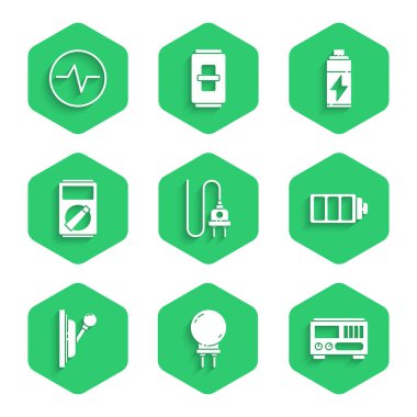 Elektrik prizi, ışık yayan diyot, elektrik ölçüm aletleri, pil şarj seviyesi göstergesi, panel, multimetre ve devre şeması simgesini ayarla. Vektör