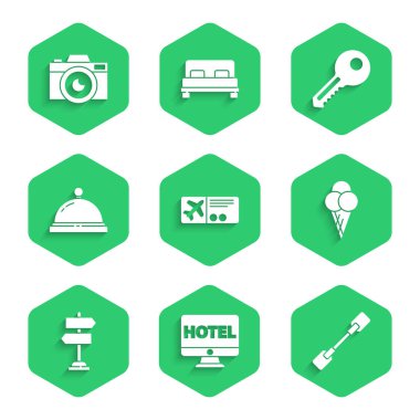 Uçak bileti, online otel rezervasyonu, Paddle, dondurma külahı, trafik levhası, otel servis zili, anahtar ve fotoğraf makinesi ikonu. Vektör