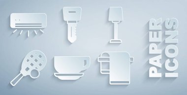 Kahve fincanı, masa lambası, toplu tenis raketi, askıda havlu, otelin kapı kilidi anahtarı ve klima ikonu. Vektör