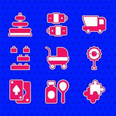 Bebek arabası, sabun köpüğü şişesi, bulmaca parçaları oyuncağı, çıngıraklı bebek, iskambil kağıdı, oyuncak yapı taşı tuğlaları, kamyon ve piramit ikonu. Vektör
