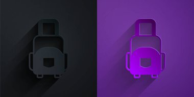 Kağıt kesiği seyahat simgesi için bavul. Mor arkaplanda siyah üzerine izole edilmiş. Seyahat bagaj tabelası. Seyahat bagaj ikonu. Kağıt sanatı tarzı. Vektör