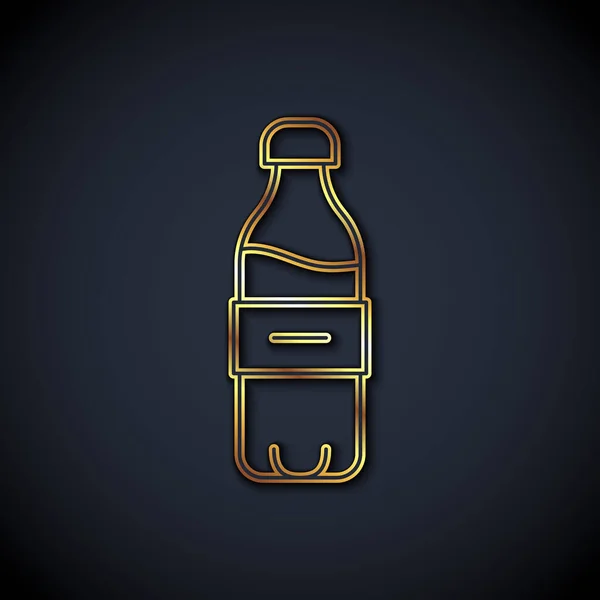 Gouden lijn Fles met water pictogram geïsoleerd op zwarte achtergrond. Soda aqua bordje. Vector — Stockvector