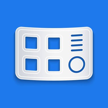 Kağıt kesiği davul makinesi simgesi mavi arkaplanda izole edildi. Müzik aletleri. Kağıt sanatı tarzı. Vektör.