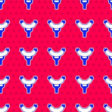 Çatal simgesindeki mavi sosis kırmızı arkaplanda izole edilmiş. Izgara sosis ve aroma işareti. Vektör