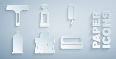Süpürge seti, hijyenik tampon, prezervatif, sabun, tüp diş macunu ve plastik temizleme ikonu. Vektör