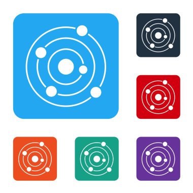 Beyaz arka planda izole edilmiş beyaz güneş sistemi simgesi. Gezegenler yıldızın etrafında dönerler. Renkli kare düğmelerle simgeleri ayarla. Vektör