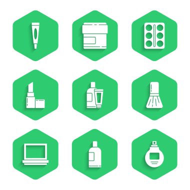 Krem veya losyon kozmetik tüpü, bir şişe şampuan, parfüm, makyaj fırçası, aynalı pudra, ruj, göz farı paleti ve ikon. Vektör