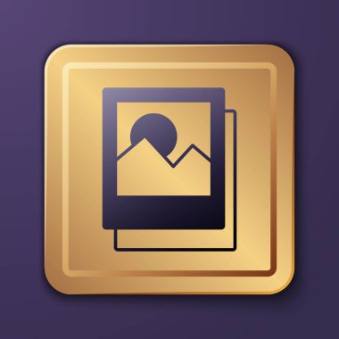 Mor arkaplanda izole edilmiş mor fotoğraf simgesi. Altın kare düğme. Vektör