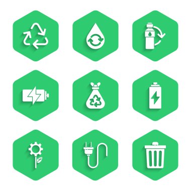 Çöp torbasını geri dönüşüm, elektrik prizi, çöp kutusu, pil, yaprak fabrikasını vites makinesine geri dönüşüm plastik şişesi ve geri dönüşüm sembolü simgesiyle ayarla. Vektör