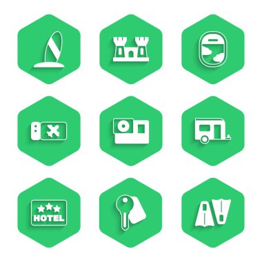 Action kamera, otelin kapı kilidi anahtarı, yüzmek için lastik yüzgeçler, karavan, yazılı pano, uçak bileti, uçak penceresi ve sörf tahtası simgesi. Vektör