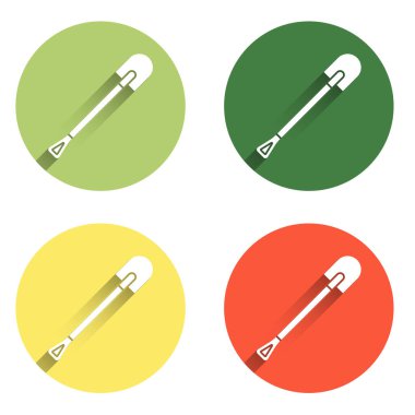 Ateş küreği simgesini uzun gölge arkaplanı ile izole et. Yangın koruma ekipmanları. İtfaiyeciler için ekipman. Renkli daire düğmesi. Vektör.