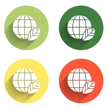Dünya küresi ve yaprak simgesini uzun gölge arkaplanı ile izole et. Dünya ya da Dünya işareti. Geometrik şekiller. Çevresel konsept. Renkli daire düğmesi. Vektör.