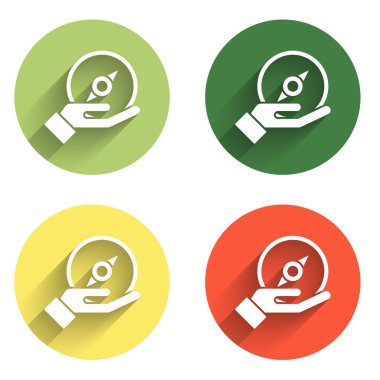 Pusula simgesini uzun gölge arkaplanı ile izole et. Rüzgâr yön bulma sembolü. Rüzgar gül işareti. Renkli daire düğmesi. Vektör.