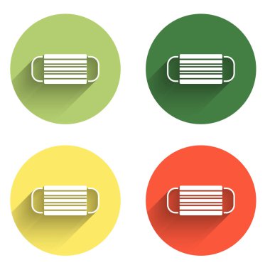 Tıbbi koruyucu maske simgesini uzun gölge arkaplanı ile izole et. Renkli daire düğmesi. Vektör.