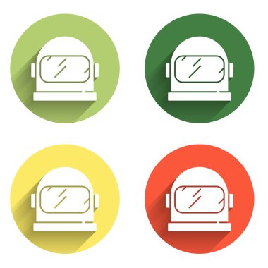 Astronot başlığı simgesini uzun gölge arkaplanı ile izole et. Renkli daire düğmesi. Vektör.